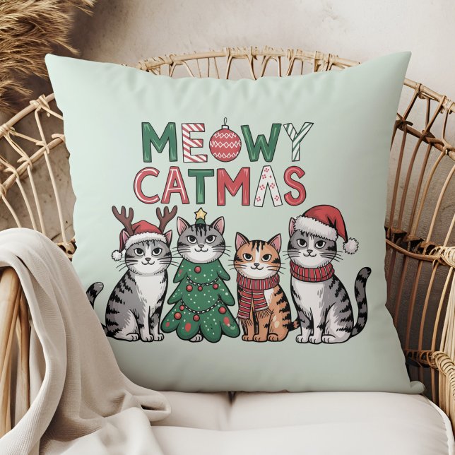Meowy Catmas Cute Christmas Cats - Holiday Decor Kussen (Meowy Catmas Cute Christmas Cats - Holiday Decor Throw Pillow in a boho rattan armchair.)