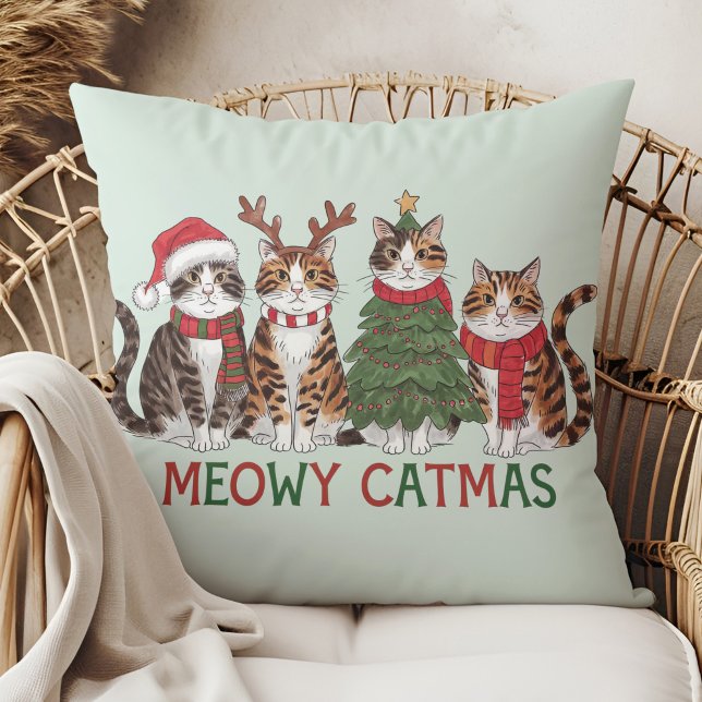 Meowy Catmas Funny Holiday Cats - Christmas Decor  Kussen (Meowy Catmas Funny Holiday Cats - Christmas Decor Throw Pillow in a boho rattan armchair.)