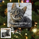 MEOWY CHRISTMAS Cat Name Photo Keramisch Ornament<br><div class="desc">Vervang de steekproeffoto met een afbeelding van uw kat(s) met de vakantiegroet MEOWY CHRISTMAS en hun naam en jaar op de voorkant voor een keepasebeugel ornament. Voor tweezijdige stijlen van het ornament, kunt u een volledig-aftapfoto op de rug toevoegen. GREETDE PLAATS: U kunt de groet bewegen/resize om uw foto beste...</div>