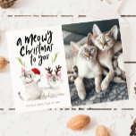 Meowy Kerstcute Cat Foto Feestdagenkaart<br><div class="desc">Kute en grappige kerstfoto-kaart met een afbeelding van twee siamese katten met een kersthoed en gewei. De typografische tekst hierboven zegt: "Een meuway kerstman voor je." U kunt uw eigen afbeelding van het kat naast het toevoegen. De achterkant van de kaart is faux gouden stippen.</div>