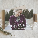Meowy kerstkalligrafie moderne foto kat feestdagen kaart<br><div class="desc">vrolijk kerstfeest | Stuur uw vakantiewensen met deze aanpasbare kerstkaart. Meowy Christmas wordt gebruikt in de moderne kalligrafie. Personaliseer deze moderne vakantiekaart door uw gegevens toe te voegen. Deze aangepaste kat kerstkaart is verkrijgbaar in andere kleuren en karton. Overeenkomende objecten zijn beschikbaar.</div>