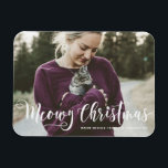 Meowy kerstkalligrafie moderne foto kat magneet<br><div class="desc">Verspreid feestelijk gejuich met onze prachtige aanpasbare foto kerstmagneet, met de speelse uitdrukking "Meowy Christmas"! Deze charmante magneet is perfect voor kattenliefhebbers en voegt een grillige touch toe aan uw vakantiedecor terwijl u uw favoriete feestelijke foto laat zien. Met onze gebruiksvriendelijke online tool kunt u uw magneet in slechts een...</div>