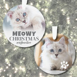 Meowy kerstkat foto ornament<br><div class="desc">Gepersonaliseerde "Meowy Christmas" Cat Photo Ornament. Breng wat feestvreugde en humor naar uw interieur met dit speelse kattendecor, ideaal voor mensen met een ondeugend kitten of een brutaal kat. ornament Op de voorkant staat de feestelijke tekst "Meowy Christmas" als een leuke draai aan de traditionele begroeting, samen met de naam...</div>