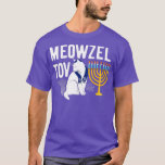 Meowzel Tov Funny Cat Chanukah Hanukkah Jewish Hol T-shirt<br><div class="desc">Meowzel Tov Funny Cat Chanukah Hanukkah Jewish Holiday Gifts .Cat kerstboom Funny Meowy Catmas Design. Deze graafdruk van Xmas met snoepjes,  cadeaus,  een kersthoed en een sjaal voor het wintervakantieseizoen is voor vrolijke of vrolijke mannen,  vrouwen,  jongens,  meisjes,  kat,  kitten-liefhebbers,  bontouders of huiseigenaren.</div>