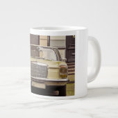 Mercedes-Benz is een Duits automerk Grote Koffiekop (Voorkant rechts)