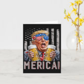 Merica Trump zingt op 4 juli grappige bierdrankjes Kaart (Gele Bloem)