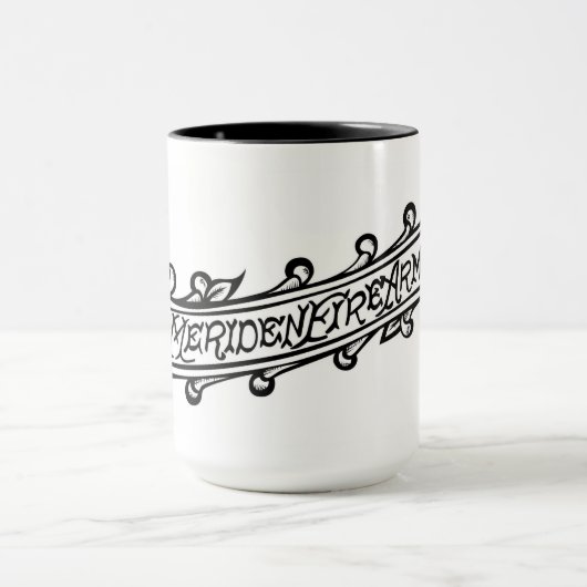 Meriden Fire Arms met inscriptie Scroll Logo Mok (Midden)