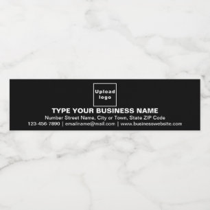 Merk op de zwarte fles waterfles etiket