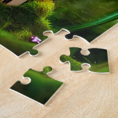 Merkhuis in een glazen orb in het mossy bos legpuzzel (Zijkant)