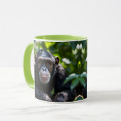 Merkwaardig chimpansee met een bril in de jungle. mok (Voorkant links)