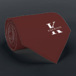 Merlot-Red Elegant Monogram   Naam | eenzijdig Stropdas<br><div class="desc">Een elegante eenzijdige stropdas met een vette witte monogram op een diepe Merlot-Rode achtergrond. Bovenop dit monogram staat je voor- of achternaam, die in alle hoofdsteden is vermeld. Meer dan 40 unieke kleuren zijn beschikbaar in zowel eenzijdige als tweezijdige versies. U kunt hen doorbladeren door de verbinding van het collectie...</div>