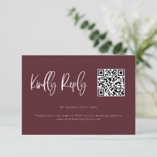 Merlot Red Modern Minimalist Wedding QR Code RSVP Kaartje (Staand voorkant)