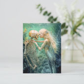 Mermaid and Skeleton in Underwater Embrace Feestdagenkaart (Staand voorkant)