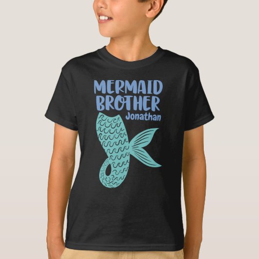 Mermaid Brother Wave Tail Speelse tekst ontwerp T-shirt (Voorkant)