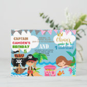 Mermaid en pirate siblings verjaardagsuitnodiging. kaart (Staand voorkant)