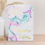 Mermaid is Sisters Happy Birthday Gold Folie Wenskaart<br><div class="desc">"We Mermaid to be Sisters" leuk sentiment voor je beste vriend, echte zus of een vriendin die als een zus is. Het ontwerp is uitgerust met een soort zeemeerminnende schalen met fantasievolle staarten, oceaangolven en zeepbellen met luxe gouden folie die in de mermaïde-themaattypografie wordt geschreven. De kaart is voorzien van...</div>