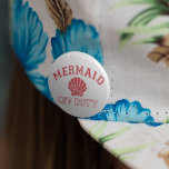Mermaid Off Duty Distress  Ronde Button 5,7 Cm<br><div class="desc">Identificeer jezelf als een losbandig bedrijf met onze schattige,  summiere ronde knop. Het  ontwerp van de vlek is voorzien van "Mermaid Off Duty" in rode,  noodlijdende letters met een seashell-afbeelding.</div>