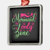 Mermaid only Zone in Hot Pink en Neon Green Metalen Ornament (Links)