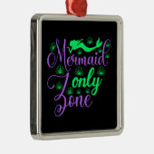 Mermaid Only Zone in Neon Green en Paars Metalen Ornament (Rechts)