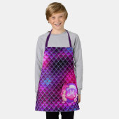 Mermaid Pearls en Scales Monogram Roze ID600 Schort (Gedragen)