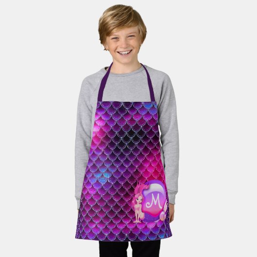 Mermaid Pearls en Scales Monogram Roze ID600 Schort (Gedragen)