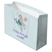 Mermaid Riding a Dolphin under the Zee Birthday Groot Cadeauzakje (Achterkant Gekanteld)