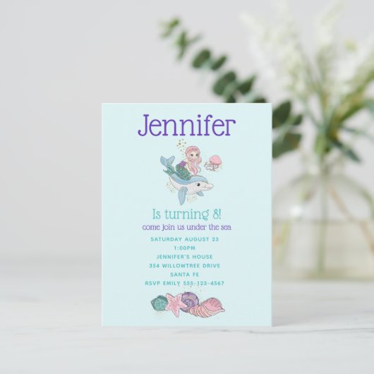 Mermaid Riding a Dolphin under the Zee Birthday Uitnodiging Briefkaart (Staand voorkant)