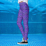 Mermaid Scales Paars en Roze patroon Leggings<br><div class="desc">Het herhalen schalen patroon in paars met een beetje roze,  ook beschikbaar in groen en roze. Draag alleen maar voor de lol of maakt een geweldig zeemeerminnend kostuum.</div>