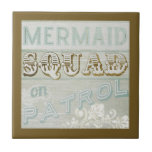 Mermaid Squad op Patrol Tegeltje<br><div class="desc">Mermaid Squad op Patrol. Dit coole kunstwerk komt van de World Art Group, een speciaal werk van June Erica Vess. Op een roestachtige achtergrond met subtiele opdrukkatronen is dit een meisje klassieker met vetgedrukte goudletters, waarin wordt uitgenodigd om echt het plezier tot leven te brengen. De , retro doopvontstijl complimenteert...</div>