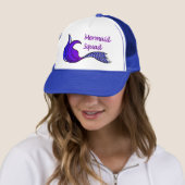 Mermaid Squad Paarse Staart Trucker Pet (In situ)