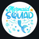Mermaid Squad van the Birthday Classic Round Stick Ronde Sticker<br><div class="desc">Mermaid Squad van de 'Birthday Mermaid Tail' familie die design aanpast,  Classic Round Sticker Classic Collectie.</div>