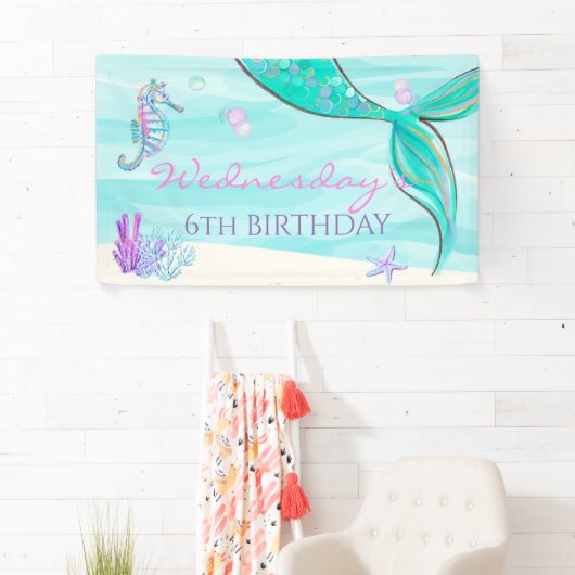 Mermaid Tail onder het Zee 'Birthday Banner' Spandoek (Insitu)