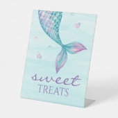 Mermaid Tail onder het Zee Sweet Treins Reclamebord Met Voetstuk (Voorkant)