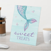 Mermaid Tail onder het Zee Sweet Treins Reclamebord Met Voetstuk (Insitu)