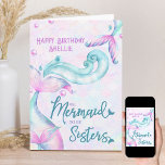 Mermaid to be Sisters Personalized Sister Birthday Kaart<br><div class="desc">Persoonlijke matroos verjaardagskaart voor je zus of speciale vriendin, gepoetst met "Happy Birthday [name] ... We zijn zeemeermin om zussen te zijn." ontwerp van de waterverf met zeemeerminnende staarten en fantasiegolven op de oceaan, zeemeerminnende schalen en zeemeerminnende typografie. Vun een verjaardagskaart die u kunt aanpassen met een naam op de...</div>