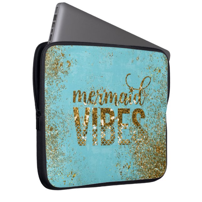 Mermaid Vibes - Gold Glitter Typografie over Blauw Laptop Sleeve (Voorkant Rechts)