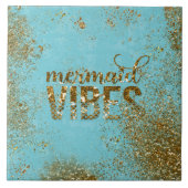 Mermaid Vibes - Gold Glitter Typografie over Blauw Tegeltje (Voorkant)