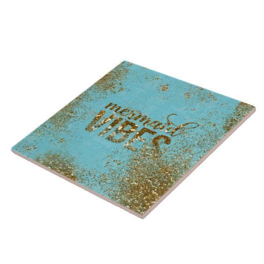 Mermaid Vibes - Gold Glitter Typografie over Blauw Tegeltje (Zijkant)