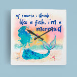 Mermaid Zee | Drink als een vistropisch strand Vierkante Klok<br><div class="desc">Voeg een beetje tropische humor toe aan je huis met deze leuke en griezelige Drink van het Zeemeerminnende Zee als een vismuurklok. De perfecte aanvulling op een tikbar of een strandkamer, deze klok brengt je een beetje plezier in je kust. Met een zeemeermin op het strand die geniet van een...</div>