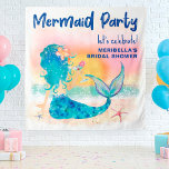 Mermaid Zee Tropical Beach Photo Backdrop Wandkleed<br><div class="desc">Whimsical, zee met de titel "Laten we vieren!"-fotofiltreer bevat een waterverf zeemeerminnend op het strand, die geniet van de zonsondergang en een tropische drink met een "Mermaid Party"-ondertitel in jaloezie blauw borstelstreeklettering. Hoewel dit als vrijgezellenfeest tapestry wordt getoond, zijn er twee lijnen van tekst die u kunt personaliseren zodat het...</div>