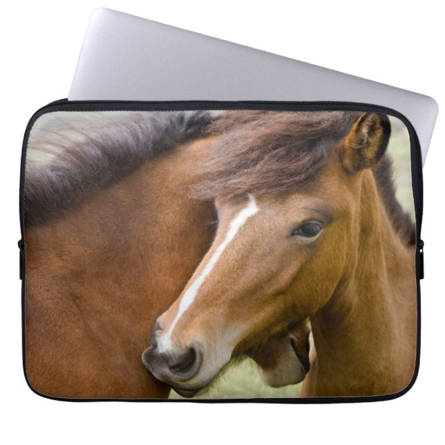 Merrie en veulen laptop sleeve (Voorkant)