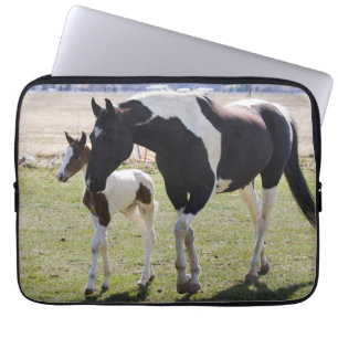 Merrie en veulen lopen laptop sleeve