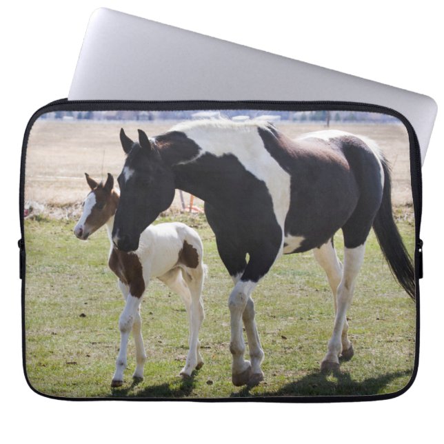 Merrie en veulen lopen laptop sleeve (Voorkant)