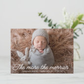 Merrier Script Holiday Birth Announcement Card Aankondiging (Staand voorkant)