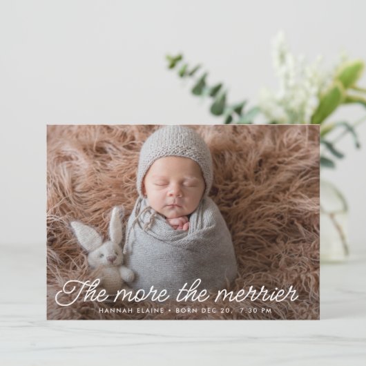 Merrier Script Holiday Birth Announcement Card Aankondiging (Staand voorkant)
