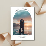 Merrier Together Christmas Beach Arch Foto Feestdagenkaart<br><div class="desc">Vier het feit dat Merrier Samen dit seizoen met een kerststrandboog foto vakantie kaart die een tropische zonsondergang of zwart-wit thema vangt. Perfect voor pasgetrouwden en eerstejaars getrouwde stellen,  deze eenvoudige trouwfoto kerstkaart combineert typografie met een elegant boogontwerp,  waardoor een warme gelukkige vakantie groet voor geliefden ontstaat.</div>