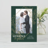 Merrier Together Pas getrouwd kerstfoto Groen Feestdagenkaart (Staand voorkant)