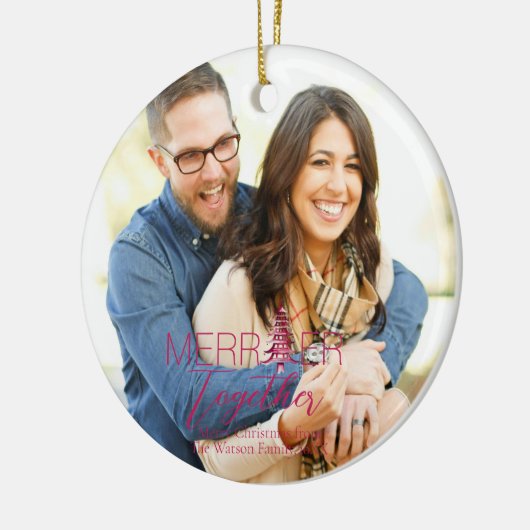 Merrier Together Script Pagoda 1-Foto Kerstmis Keramisch Ornament (Links)