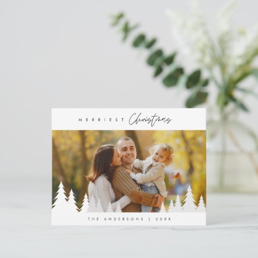 Merriest Christmas Family Photo Outdoor Pine Trees Briefkaart (Staand voorkant)
