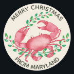 Merriest Christmas van Maryland Crab Ronde Sticker<br><div class="desc">Hier is een leuk ontwerp met een krab uit Maryland,  helemaal gekleed voor de feestdagen,  met kleine krabbetjes op de achtergrond,  en aanpasbaar sentiment 'Vrolijk kerstfeest uit Maryland'.</div>